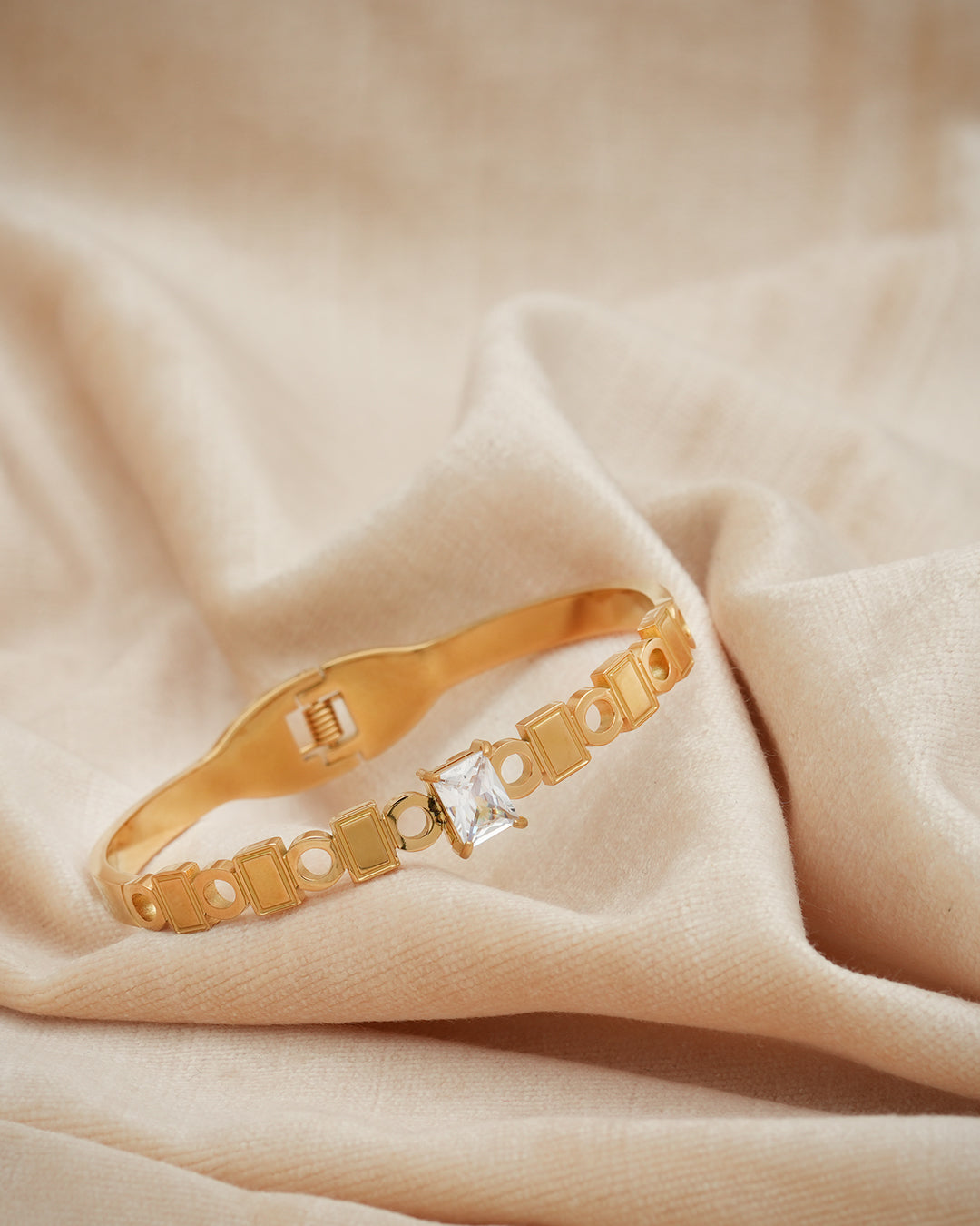 Geo Link Solitaire Crystal Gold Plated Kada